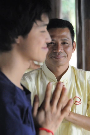 Ông Nguyễn Mạnh Hùng (áo vàng) tham gia khóa thiền cùng các doanh nhân. Ảnh: P.H.