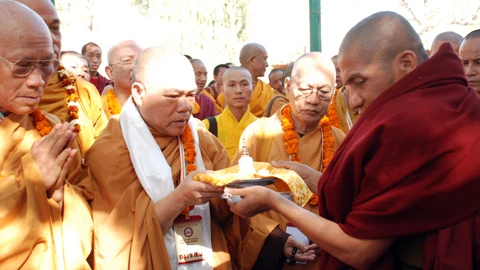 Rước xá lợi của Đức Phật: của trao và cách nhận ảnh 1