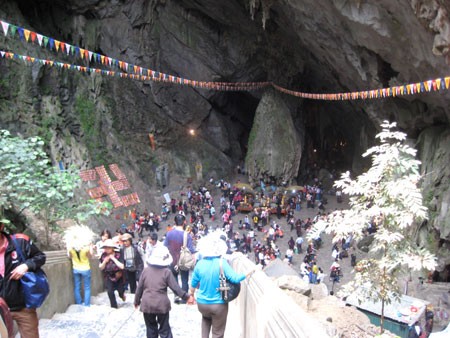 Đã có trên 90 vạn lượt khách trảy hội Chùa Hương ảnh 1 Đã có trên 90 vạn lượt khách trảy hội Chùa Hương ảnh 1