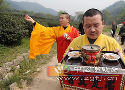 Trung Quốc: Chư tăng Thiền tự Pháp Tịnh - Hàng Châu, thu hoạch "Thiền Trà" theo nghi lễ Phật giáo ảnh 4 tradao 4.jpg