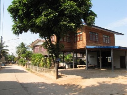 Một xóm dân cư bên đường từ Mukdahan đi Phitsanulok. Ảnh: TMB Một xóm dân cư bên đường từ Mukdahan đi Phitsanulok. Ảnh: TMB
