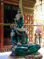 Tượng Phật ngồi bằng ngọc bích có chiều cao hơn 1 mét tại chùa Phrathat Doi Suthep, tỉnh Chiang Mai. Ảnh: TMB