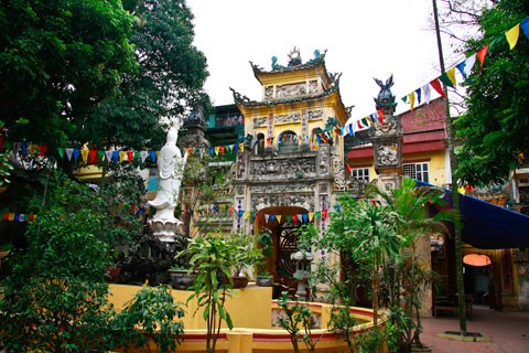 Tam quan chùa Hưng Ký. Toàn cảnh chùa Hưng Ký nhìn từ gác. Tòa tam bảo với hệ thống các lớp gốm sứ nhiều màu sắc bao bọc. Bức cuốn trang trí hoa văn trên xà của tam bảo. Đốc tường của chùa được bố trí tượng nghê “gốm” và hoa văn. Mái chùa được lợp ngói ống, có gắn chữ thọ. Nhà bia sau chùa trang trí gốm sứ tinh xảo. Cận cảnh hoa văn ở nhà bia về cảnh rước quan trạng ngày xưa. Tượng nghê đá bằng gốm sứ. Tượng Phật bà Quan Âm, một trong những tượng độc đáo của chùa. Cận cảnh những bức phù điêu về lân, quy và phượng.