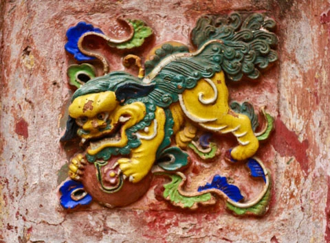 Tam quan chùa Hưng Ký. Toàn cảnh chùa Hưng Ký nhìn từ gác. Tòa tam bảo với hệ thống các lớp gốm sứ nhiều màu sắc bao bọc. Bức cuốn trang trí hoa văn trên xà của tam bảo. Đốc tường của chùa được bố trí tượng nghê “gốm” và hoa văn. Mái chùa được lợp ngói ống, có gắn chữ thọ. Nhà bia sau chùa trang trí gốm sứ tinh xảo. Cận cảnh hoa văn ở nhà bia về cảnh rước quan trạng ngày xưa. Tượng nghê đá bằng gốm sứ. Tượng Phật bà Quan Âm, một trong những tượng độc đáo của chùa. Cận cảnh những bức phù điêu về lân, quy và phượng.