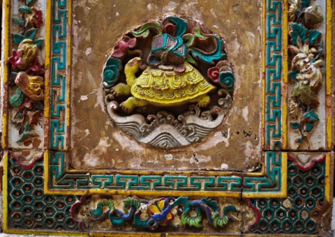 Tam quan chùa Hưng Ký. Toàn cảnh chùa Hưng Ký nhìn từ gác. Tòa tam bảo với hệ thống các lớp gốm sứ nhiều màu sắc bao bọc. Bức cuốn trang trí hoa văn trên xà của tam bảo. Đốc tường của chùa được bố trí tượng nghê “gốm” và hoa văn. Mái chùa được lợp ngói ống, có gắn chữ thọ. Nhà bia sau chùa trang trí gốm sứ tinh xảo. Cận cảnh hoa văn ở nhà bia về cảnh rước quan trạng ngày xưa. Tượng nghê đá bằng gốm sứ. Tượng Phật bà Quan Âm, một trong những tượng độc đáo của chùa. Cận cảnh những bức phù điêu về lân, quy và phượng.