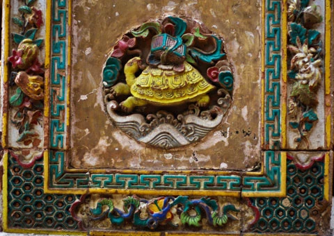 Tam quan chùa Hưng Ký. Toàn cảnh chùa Hưng Ký nhìn từ gác. Tòa tam bảo với hệ thống các lớp gốm sứ nhiều màu sắc bao bọc. Bức cuốn trang trí hoa văn trên xà của tam bảo. Đốc tường của chùa được bố trí tượng nghê “gốm” và hoa văn. Mái chùa được lợp ngói ống, có gắn chữ thọ. Nhà bia sau chùa trang trí gốm sứ tinh xảo. Cận cảnh hoa văn ở nhà bia về cảnh rước quan trạng ngày xưa. Tượng nghê đá bằng gốm sứ. Tượng Phật bà Quan Âm, một trong những tượng độc đáo của chùa. Cận cảnh những bức phù điêu về lân, quy và phượng.