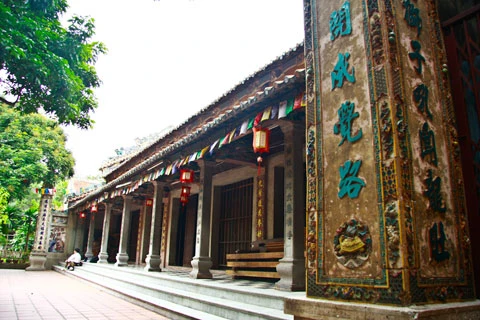 Tam quan chùa Hưng Ký. Toàn cảnh chùa Hưng Ký nhìn từ gác. Tòa tam bảo với hệ thống các lớp gốm sứ nhiều màu sắc bao bọc. Bức cuốn trang trí hoa văn trên xà của tam bảo. Đốc tường của chùa được bố trí tượng nghê “gốm” và hoa văn. Mái chùa được lợp ngói ống, có gắn chữ thọ. Nhà bia sau chùa trang trí gốm sứ tinh xảo. Cận cảnh hoa văn ở nhà bia về cảnh rước quan trạng ngày xưa. Tượng nghê đá bằng gốm sứ. Tượng Phật bà Quan Âm, một trong những tượng độc đáo của chùa. Cận cảnh những bức phù điêu về lân, quy và phượng.