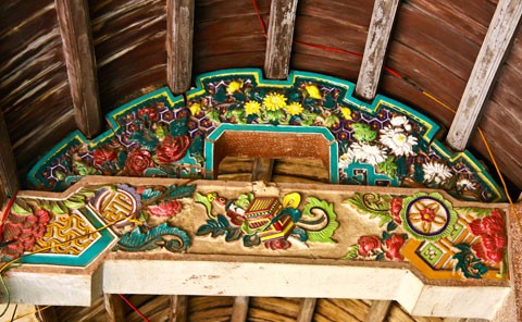 Tam quan chùa Hưng Ký. Toàn cảnh chùa Hưng Ký nhìn từ gác. Tòa tam bảo với hệ thống các lớp gốm sứ nhiều màu sắc bao bọc. Bức cuốn trang trí hoa văn trên xà của tam bảo. Đốc tường của chùa được bố trí tượng nghê “gốm” và hoa văn. Mái chùa được lợp ngói ống, có gắn chữ thọ. Nhà bia sau chùa trang trí gốm sứ tinh xảo. Cận cảnh hoa văn ở nhà bia về cảnh rước quan trạng ngày xưa. Tượng nghê đá bằng gốm sứ. Tượng Phật bà Quan Âm, một trong những tượng độc đáo của chùa. Cận cảnh những bức phù điêu về lân, quy và phượng.