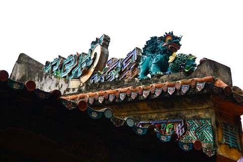 Tam quan chùa Hưng Ký. Toàn cảnh chùa Hưng Ký nhìn từ gác. Tòa tam bảo với hệ thống các lớp gốm sứ nhiều màu sắc bao bọc. Bức cuốn trang trí hoa văn trên xà của tam bảo. Đốc tường của chùa được bố trí tượng nghê “gốm” và hoa văn. Mái chùa được lợp ngói ống, có gắn chữ thọ. Nhà bia sau chùa trang trí gốm sứ tinh xảo. Cận cảnh hoa văn ở nhà bia về cảnh rước quan trạng ngày xưa. Tượng nghê đá bằng gốm sứ. Tượng Phật bà Quan Âm, một trong những tượng độc đáo của chùa. Cận cảnh những bức phù điêu về lân, quy và phượng.