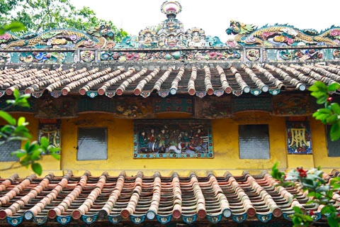 Tam quan chùa Hưng Ký. Toàn cảnh chùa Hưng Ký nhìn từ gác. Tòa tam bảo với hệ thống các lớp gốm sứ nhiều màu sắc bao bọc. Bức cuốn trang trí hoa văn trên xà của tam bảo. Đốc tường của chùa được bố trí tượng nghê “gốm” và hoa văn. Mái chùa được lợp ngói ống, có gắn chữ thọ. Nhà bia sau chùa trang trí gốm sứ tinh xảo. Cận cảnh hoa văn ở nhà bia về cảnh rước quan trạng ngày xưa. Tượng nghê đá bằng gốm sứ. Tượng Phật bà Quan Âm, một trong những tượng độc đáo của chùa. Cận cảnh những bức phù điêu về lân, quy và phượng.