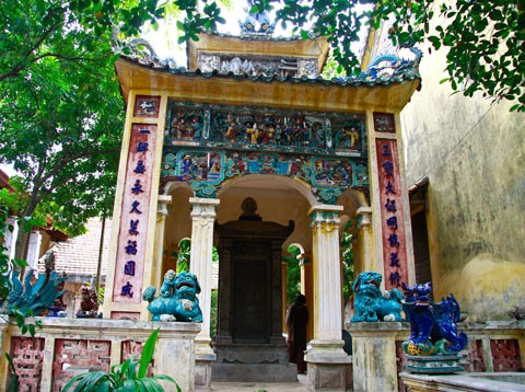 Tam quan chùa Hưng Ký. Toàn cảnh chùa Hưng Ký nhìn từ gác. Tòa tam bảo với hệ thống các lớp gốm sứ nhiều màu sắc bao bọc. Bức cuốn trang trí hoa văn trên xà của tam bảo. Đốc tường của chùa được bố trí tượng nghê “gốm” và hoa văn. Mái chùa được lợp ngói ống, có gắn chữ thọ. Nhà bia sau chùa trang trí gốm sứ tinh xảo. Cận cảnh hoa văn ở nhà bia về cảnh rước quan trạng ngày xưa. Tượng nghê đá bằng gốm sứ. Tượng Phật bà Quan Âm, một trong những tượng độc đáo của chùa. Cận cảnh những bức phù điêu về lân, quy và phượng.