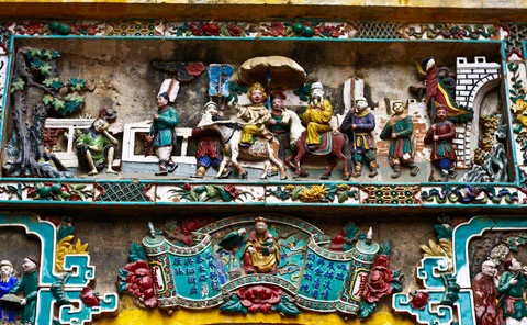 Tam quan chùa Hưng Ký. Toàn cảnh chùa Hưng Ký nhìn từ gác. Tòa tam bảo với hệ thống các lớp gốm sứ nhiều màu sắc bao bọc. Bức cuốn trang trí hoa văn trên xà của tam bảo. Đốc tường của chùa được bố trí tượng nghê “gốm” và hoa văn. Mái chùa được lợp ngói ống, có gắn chữ thọ. Nhà bia sau chùa trang trí gốm sứ tinh xảo. Cận cảnh hoa văn ở nhà bia về cảnh rước quan trạng ngày xưa. Tượng nghê đá bằng gốm sứ. Tượng Phật bà Quan Âm, một trong những tượng độc đáo của chùa. Cận cảnh những bức phù điêu về lân, quy và phượng.