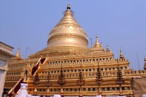 Shwedagon, ngôi chùa được coi là niềm kiêu hãnh của Myanmar. Cao trên 100m, tọa lạc trên đồi cây xanh ở Yangon, được đánh giá là một trong những kiệt tác của thế giới, xây dựng cách đây hơn 2.500 năm, Shwedagon lộng lẫy với ngọn tháp chính cao 99m. Chùa có mái dát vàng nên được gọi là chùa Vàng. Đỉnh của Shwedagon gồm 1.600 viên hồng ngọc, tầng 2 và tầng 3 có 89.994 viên hồng, lam ngọc.