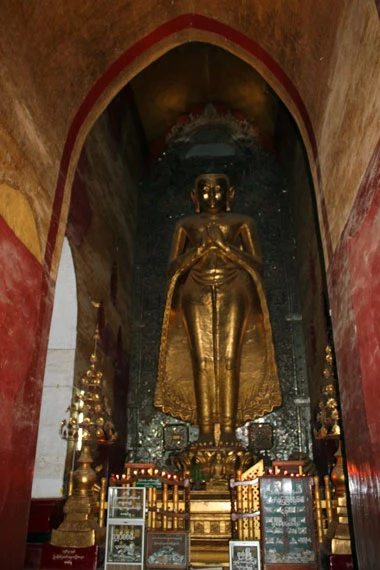 Trên hành trình tới Myanmar, du khách thường ghé thăm cố đô Bagan, với hơn hai nghìn ngôi chùa và đền đài được xây dựng từ thế kỷ 11 đến thế kỷ 13. Ở Bagan, ngôi đền lớn và được bảo tồn nguyên vẹn nhất phải nói đến đền Anada, xây dựng năm 1105 được xem là kiệt tác về kiến trúc đền đài. Trong đền có 4 tượng Phật bằng gỗ, cao hơn 9m, trang trí nhiều vàng lá, quay về 4 hướng khác nhau. Trong ảnh là bức tượng phía Bắc.