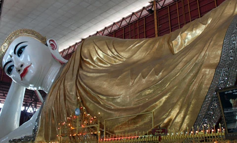 Nổi tiếng sau Shwedagon là chùa Chauk Htat Gyi, với bức tượng Phật nằm khổng lồ được tạc năm 1906, trùng tu năm 1957, dài 72m, cao 16m.