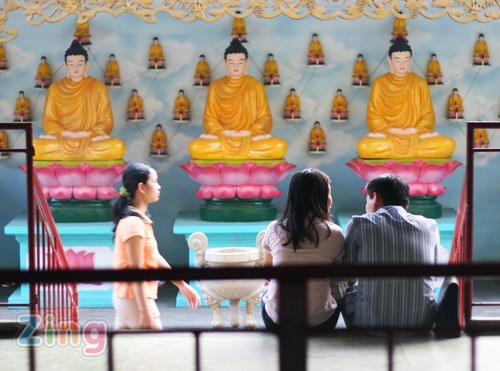Khuôn viên rộng rãi, quang cảnh đẹp, tầm nhìn trên đỉnh tháp của chùa có thể bao quát cả một khu vực rất rộng ở TPHCM, Việt Nam quốc tự ngoài việc đón rất đông Phật tử còn là điểm thu hút rất đông giới trẻ đến thưởng ngoạn... ... và trở thành điểm lý tưởng để tâm sự. Rất đông bạn trẻ đã rủ nhau đến chùa để leo lên tòa tháp 7 tầng vốn chỉ mở cửa cho Phật tử và du khách vào ngày rằm, mồng một. Ngoài các lý do như để bảo vệ tài sản của chùa trên tháp, việc tháp chỉ mở 2 ngày một tháng chủ yếu là bởi... ... ý thức rất kém của một số người. Tuy nhiên, việc hạn chế ngày mở cửa không ngăn cản được chuyện những vách tường, cột chống của tháp trở thành nơi bày tỏ ước nguyện cầu duyên của giới trẻ. Khó có thể tìm được cột chống nào của tháp không bị khắc, vẽ... Thông điệp được gửi gắm cũng khá đa dạng, từ những hình trái tim nguệch ngoạc... ... đến những tranh vẽ "cầu kỳ". Phần lớn là các lời cầu chúc cho tình duyên thêm nồng thắm... ...đâu đó có những người mong sớm tìm được nửa còn lại, không quên để tại tên và số điện thoại. ... đâu đó có sự xuất hiện của những lời nguyện cầu đến từ... thế giới thứ ba. Tuy thế, hầu như quanh chùa không hề có những tấm biển khuyến cáo không viết vẽ lên tường chùa. Chỉ duy nhất một dòng chữ bằng mực được viết nhưng cũng lại bị chính những người đến thưởng ngoạn phong cảnh... tẩy xóa, cạo bôi từ "Yêu cầu không được viết lung tung lên cột tháp" thành chỉ còn... "O viết lung tung lên cột tháp". Một cảnh nhìn từ trên tháp chùa. 9x cầu duyên, tháp chùa bị khắc chằng chịt