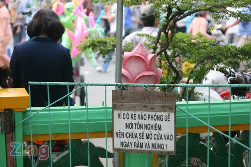 Khuôn viên rộng rãi, quang cảnh đẹp, tầm nhìn trên đỉnh tháp của chùa có thể bao quát cả một khu vực rất rộng ở TPHCM, Việt Nam quốc tự ngoài việc đón rất đông Phật tử còn là điểm thu hút rất đông giới trẻ đến thưởng ngoạn... ... và trở thành điểm lý tưởng để tâm sự. Rất đông bạn trẻ đã rủ nhau đến chùa để leo lên tòa tháp 7 tầng vốn chỉ mở cửa cho Phật tử và du khách vào ngày rằm, mồng một. Ngoài các lý do như để bảo vệ tài sản của chùa trên tháp, việc tháp chỉ mở 2 ngày một tháng chủ yếu là bởi... ... ý thức rất kém của một số người. Tuy nhiên, việc hạn chế ngày mở cửa không ngăn cản được chuyện những vách tường, cột chống của tháp trở thành nơi bày tỏ ước nguyện cầu duyên của giới trẻ. Khó có thể tìm được cột chống nào của tháp không bị khắc, vẽ... Thông điệp được gửi gắm cũng khá đa dạng, từ những hình trái tim nguệch ngoạc... ... đến những tranh vẽ "cầu kỳ". Phần lớn là các lời cầu chúc cho tình duyên thêm nồng thắm... ...đâu đó có những người mong sớm tìm được nửa còn lại, không quên để tại tên và số điện thoại. ... đâu đó có sự xuất hiện của những lời nguyện cầu đến từ... thế giới thứ ba. Tuy thế, hầu như quanh chùa không hề có những tấm biển khuyến cáo không viết vẽ lên tường chùa. Chỉ duy nhất một dòng chữ bằng mực được viết nhưng cũng lại bị chính những người đến thưởng ngoạn phong cảnh... tẩy xóa, cạo bôi từ "Yêu cầu không được viết lung tung lên cột tháp" thành chỉ còn... "O viết lung tung lên cột tháp". Một cảnh nhìn từ trên tháp chùa. 9x cầu duyên, tháp chùa bị khắc chằng chịt