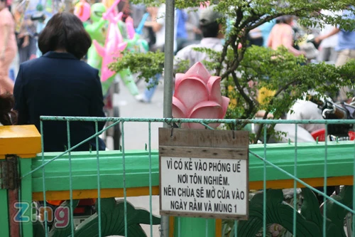 9x cầu duyên, tháp chùa bị khắc chằng chịt