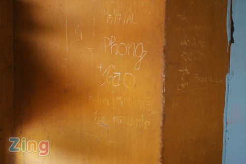 Khuôn viên rộng rãi, quang cảnh đẹp, tầm nhìn trên đỉnh tháp của chùa có thể bao quát cả một khu vực rất rộng ở TPHCM, Việt Nam quốc tự ngoài việc đón rất đông Phật tử còn là điểm thu hút rất đông giới trẻ đến thưởng ngoạn... ... và trở thành điểm lý tưởng để tâm sự. Rất đông bạn trẻ đã rủ nhau đến chùa để leo lên tòa tháp 7 tầng vốn chỉ mở cửa cho Phật tử và du khách vào ngày rằm, mồng một. Ngoài các lý do như để bảo vệ tài sản của chùa trên tháp, việc tháp chỉ mở 2 ngày một tháng chủ yếu là bởi... ... ý thức rất kém của một số người. Tuy nhiên, việc hạn chế ngày mở cửa không ngăn cản được chuyện những vách tường, cột chống của tháp trở thành nơi bày tỏ ước nguyện cầu duyên của giới trẻ. Khó có thể tìm được cột chống nào của tháp không bị khắc, vẽ... Thông điệp được gửi gắm cũng khá đa dạng, từ những hình trái tim nguệch ngoạc... ... đến những tranh vẽ "cầu kỳ". Phần lớn là các lời cầu chúc cho tình duyên thêm nồng thắm... ...đâu đó có những người mong sớm tìm được nửa còn lại, không quên để tại tên và số điện thoại. ... đâu đó có sự xuất hiện của những lời nguyện cầu đến từ... thế giới thứ ba. Tuy thế, hầu như quanh chùa không hề có những tấm biển khuyến cáo không viết vẽ lên tường chùa. Chỉ duy nhất một dòng chữ bằng mực được viết nhưng cũng lại bị chính những người đến thưởng ngoạn phong cảnh... tẩy xóa, cạo bôi từ "Yêu cầu không được viết lung tung lên cột tháp" thành chỉ còn... "O viết lung tung lên cột tháp". Một cảnh nhìn từ trên tháp chùa. 9x cầu duyên, tháp chùa bị khắc chằng chịt