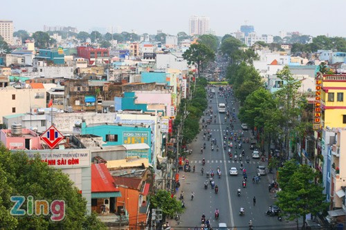 Khuôn viên rộng rãi, quang cảnh đẹp, tầm nhìn trên đỉnh tháp của chùa có thể bao quát cả một khu vực rất rộng ở TPHCM, Việt Nam quốc tự ngoài việc đón rất đông Phật tử còn là điểm thu hút rất đông giới trẻ đến thưởng ngoạn... ... và trở thành điểm lý tưởng để tâm sự. Rất đông bạn trẻ đã rủ nhau đến chùa để leo lên tòa tháp 7 tầng vốn chỉ mở cửa cho Phật tử và du khách vào ngày rằm, mồng một. Ngoài các lý do như để bảo vệ tài sản của chùa trên tháp, việc tháp chỉ mở 2 ngày một tháng chủ yếu là bởi... ... ý thức rất kém của một số người. Tuy nhiên, việc hạn chế ngày mở cửa không ngăn cản được chuyện những vách tường, cột chống của tháp trở thành nơi bày tỏ ước nguyện cầu duyên của giới trẻ. Khó có thể tìm được cột chống nào của tháp không bị khắc, vẽ... Thông điệp được gửi gắm cũng khá đa dạng, từ những hình trái tim nguệch ngoạc... ... đến những tranh vẽ "cầu kỳ". Phần lớn là các lời cầu chúc cho tình duyên thêm nồng thắm... ...đâu đó có những người mong sớm tìm được nửa còn lại, không quên để tại tên và số điện thoại. ... đâu đó có sự xuất hiện của những lời nguyện cầu đến từ... thế giới thứ ba. Tuy thế, hầu như quanh chùa không hề có những tấm biển khuyến cáo không viết vẽ lên tường chùa. Chỉ duy nhất một dòng chữ bằng mực được viết nhưng cũng lại bị chính những người đến thưởng ngoạn phong cảnh... tẩy xóa, cạo bôi từ "Yêu cầu không được viết lung tung lên cột tháp" thành chỉ còn... "O viết lung tung lên cột tháp". Một cảnh nhìn từ trên tháp chùa. 9x cầu duyên, tháp chùa bị khắc chằng chịt