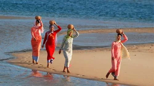 Thiếu nữ Chăm đi lấy nước ngọt trở về - Ảnh: H.T.D.