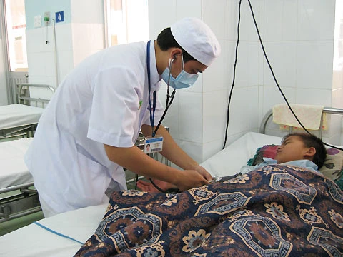 Cha mẹ không nên chủ quan với bất cứ triệu chứng bất thường nào của trẻ. Ảnh: Nguyễn Thanh.