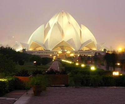 Ngôi đền lộng lẫy được thiết kế theo hình một hoa sen ở New Delhi - Ấn Độ. Ảnh: Internet Ngôi đền lộng lẫy được thiết kế theo hình một hoa sen ở New Delhi - Ấn Độ. Ảnh: Internet