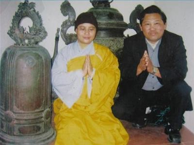 Sư thầy Huệ Hồng bên quả chuông cổ Sư thầy Huệ Hồng bên quả chuông cổ