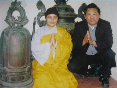 Sư thầy Huệ Hồng bên quả chuông cổ