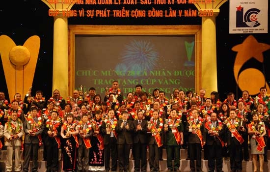 Hà Nội: Lễ trao cúp vàng "Vì sự phát triển cộng đồng" lần thứ V ảnh 12