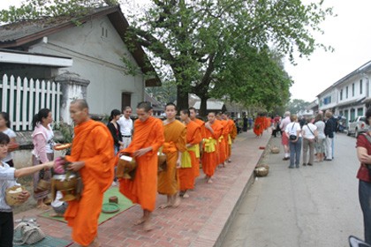 Các nhà sư đi khất thực. Các nhà sư đi khất thực.