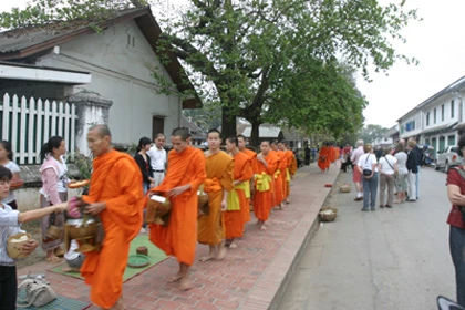 Các nhà sư đi khất thực.