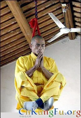 Thậm chí trên... dây treo cổ! Để đạt được trình độ này, đòi hỏi người tập làm chủ hoàn toàn được khí huyết lưu thông trong cơ thể