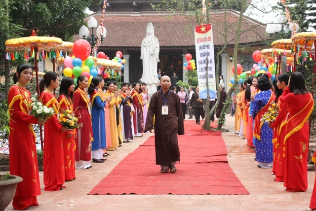 Từ sáng sớm, nhà chùa đã chuẩn bị chu đáo đón khách thập phương.