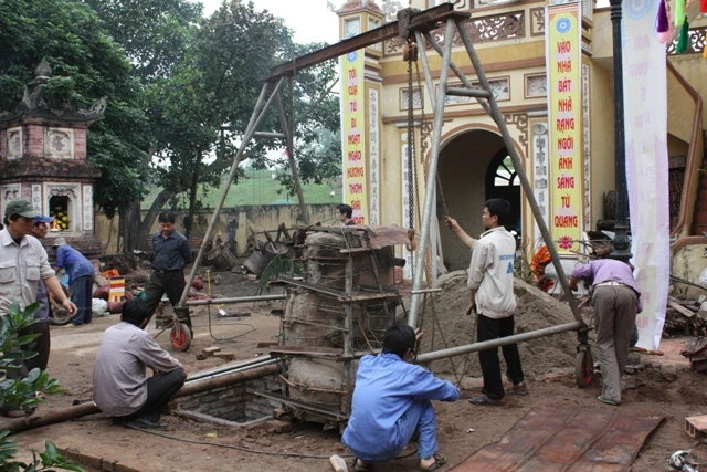 Chuẩn bị chôn khuôn tượng Phật.