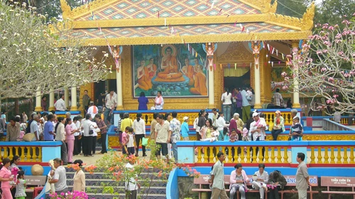 Đông đảo bà con Khmer viếng chùa Dơi ở TP Sóc Trăng để thắp nhang và tắm Phật mừng tết Chol Chnam Thmây - Ảnh: DUY KHANG