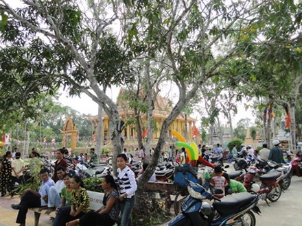 Dong bao Khmer den chua don Chol Chnam Thmay 2_resize.jpg