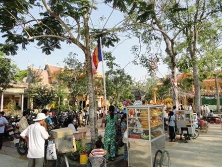 Dong bao Khmer den chua don Chol Chnam Thmay_resize.jpg