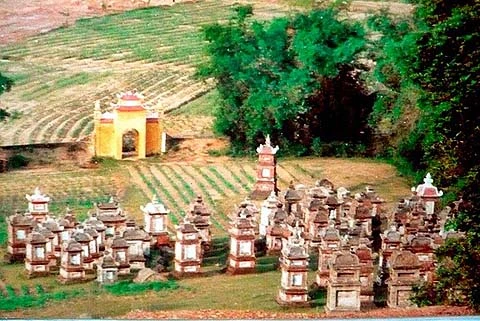 Vườn tháp cổ chùa Bổ Đà.