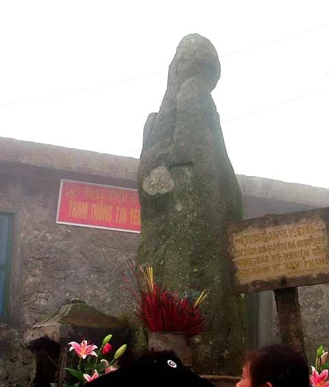 Khi đi qua tượng An Kỳ Sinh du khách thập phương thường kiên nhẫn đứng lại, chờ đến lượt mình được vào lễ bái.