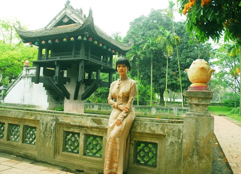 Ca sĩ Hồng Nhung làm duyên bên Chùa Một Cột, trong nếp áo dài kín đáo của con gái xứ Bắc.
