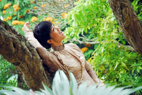 Say sưa ca hát giữa thiên nhiên tươi đẹp, Hồng Nhung thể hiện ca khúc "Có phải em mùa thu Hà Nội" của nhạc sĩ Trần Quang Lộc.