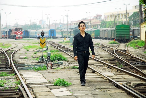 Ngoài hai nữ ca sĩ xinh đẹp, clip nhạc còn có sự góp mặt của nhiều nam ca sĩ nổi tiếng, như Hà Anh Tuấn, Phạm Anh Khoa, Mr. Đàm, Quang Dũng... Trong ảnh là Hà Anh Tuấn. Anh sẽ thể hiện tình yêu Hà Nội qua ca khúc "Hà Nội một trái tim hồng" của nhạc sĩ Nguyễn Đức Toàn.