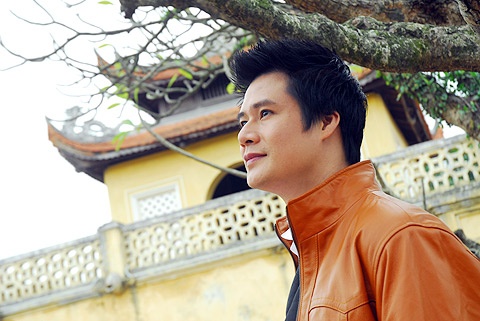 Quang Dũng và phút trầm tư trong khung cảnh cổ kính.