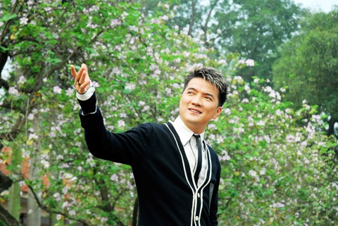 Mr. Đàm khoe giọng giữa một vườn hoa.