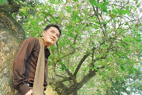 Ca sĩ Đàm Vĩnh Hưng từng thể hiện thành công nhiều ca khúc về thủ đô. Lần này anh hứa hẹn nhiều bất ngờ khi hát lại "Hà Nội đêm trở gió" từng gắn liền với tên tuổi Mỹ Linh.