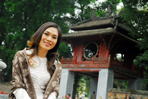 Mỹ Tâm duyên dáng bên di tích Hà Nội. "Họa mi tóc nâu" sẽ thể hiện bài hát đặc trưng của thủ đô - "Nhớ về Hà Nội" của nhạc sĩ Hoàng Hiệp.