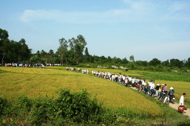 Cả làng lên núi tế cô hồn ảnh 1