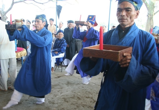 Cả làng lên núi tế cô hồn ảnh 2