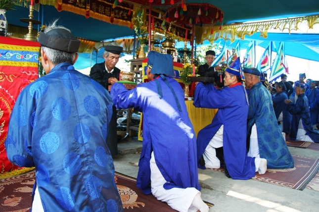 Cả làng lên núi tế cô hồn ảnh 3